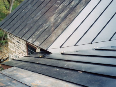 Remplacement d’une noue et de la surface contigüe sans endommager le reste de la toiture, toujours efficace.