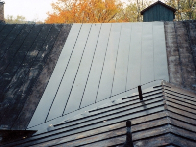 Remplacement d’une noue et de la surface contigüe sans endommager le reste de la toiture, toujours efficace.
